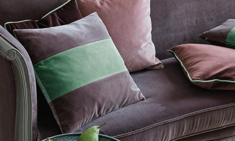 Sofa aus Samt JAB lila mit Kissen grün rosa