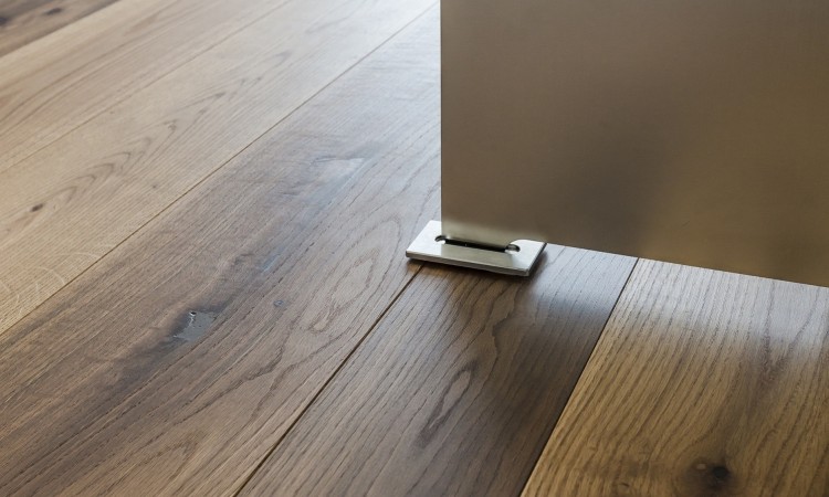 rustikaler Boden aus Zollerndiele Teakeiche bei Bleher raumdesign
