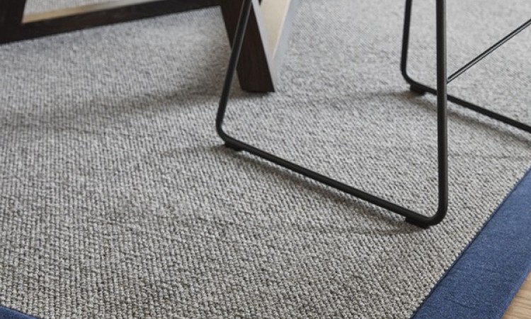 Teppich_grau_blau eingefasst_im esszimmer_bleher_nürtingen
