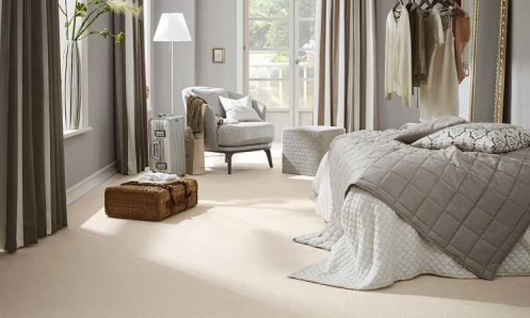heller Teppichboden im schlafzimmer bei raumdesign und handwerk