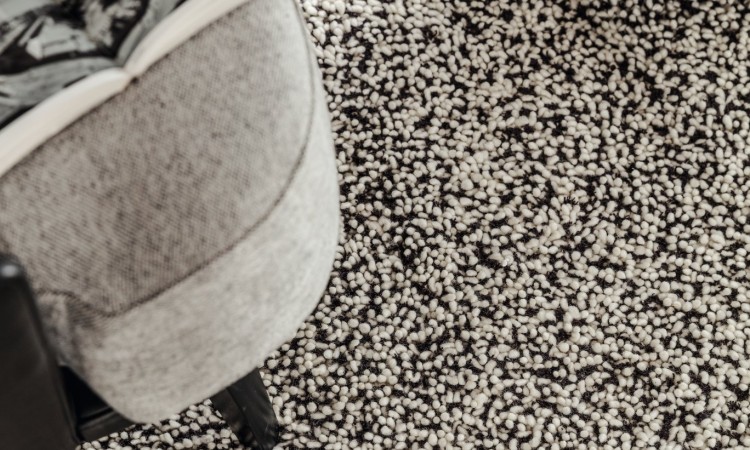 Teppich schwarz weiß Hochflor von JAB mit Deko in Grau bei raumgestalter Bleher