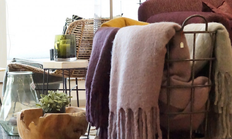 Plaids und Dekoration bei Bleher Raumdesign in Nürtingen
