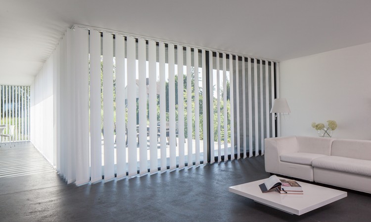 Weiße Vertikal-Jalousie im Wohnzimmer mit weißem Sofa