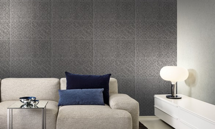 Metallic Tapete anthrazit vor Sofa beige bei Bleher in Nürtingen