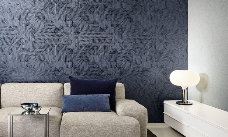 Blaue Tapete metallic mit hellem Sofa bei Raumgestalter Bleher Nürtingen